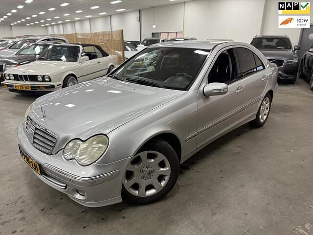 Grijs Gebruikt 2005 Mercedes C200 Elegance Sedan | € 4.499 (Eerlijke prijs) - Afbeelding 1/4
