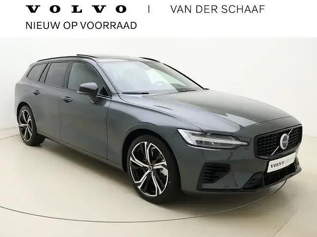 Groen (metallic) Gebruikt 2025 Volvo V60 Plus Stationwagen | € 58.800 - Afbeelding 1/4