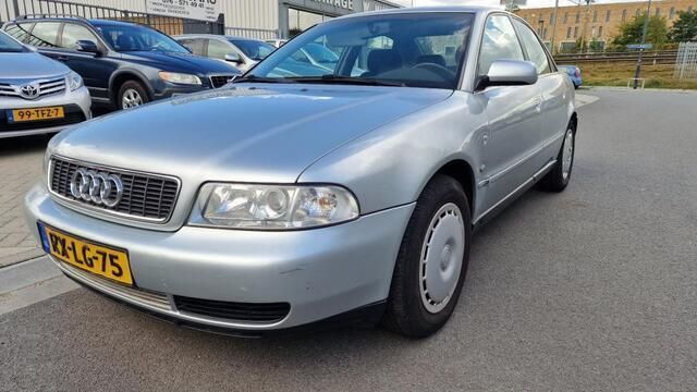 Grijs Gebruikt 1997 Audi A4 Comfort Sedan | € 1.100 - Afbeelding 1/4