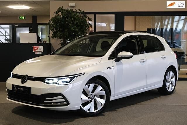 Wit (metallic) Occasion 2020 VW Golf VIII Style Hatchback | € 23.750 (Eerlijke prijs) - Afbeelding 1/4