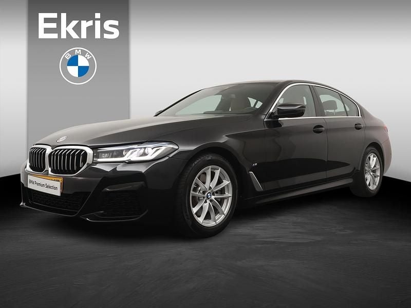 Zwart Occasion 2022 BMW 520 M Sport Sedan | € 39.900 (Eerlijke prijs) - Afbeelding 1/4