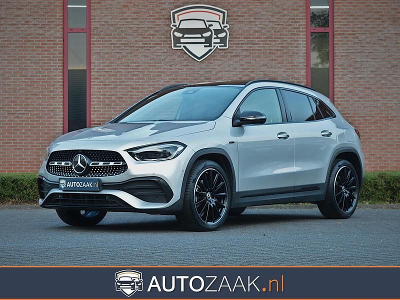 Zilver (metallic) Occasion 2021 Mercedes GLA250 AMG line SUV | € 39.950 (Iets duurder) - Afbeelding 1/4