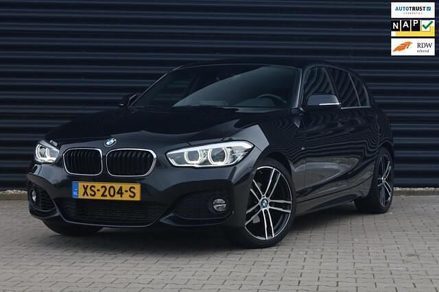 Zwart Occasion 2019 BMW 118 Executive Hatchback | € 22.750 (Eerlijke prijs) - Afbeelding 1/4