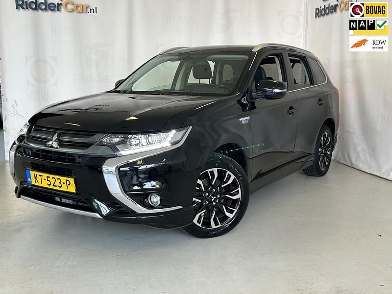 Zwart Gebruikt 2016 Mitsubishi Outlander P-HEV Edition SUV | € 19.499 (Eerlijke prijs) - Afbeelding 1/4