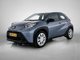 Grijs, metallic lak Gebruikt 2024 Toyota Aygo X Play SUV | € 16.945 - Afbeelding 1/3