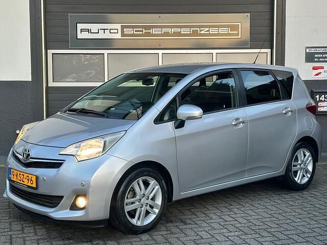Grijs (metallic) Occasion 2013 Toyota Verso-S MPV | € 4.985 (Goede deal) - Afbeelding 1/4