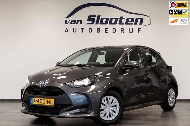 Grijs Gebruikt 2021 Toyota Yaris Active Hatchback | € 17.950 (Eerlijke prijs) - Afbeelding 1/4