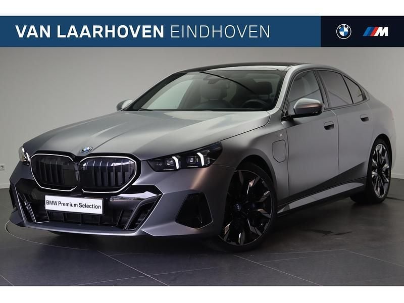 Grijs Gebruikt 2024 BMW 550e M Sport Sedan | € 89.950 - Afbeelding 1/4