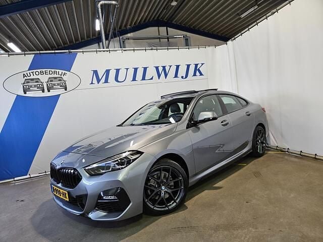 Grijs Gebruikt 2021 BMW 218 M Sport Sedan | € 21.950 (Goede deal) - Afbeelding 1/4