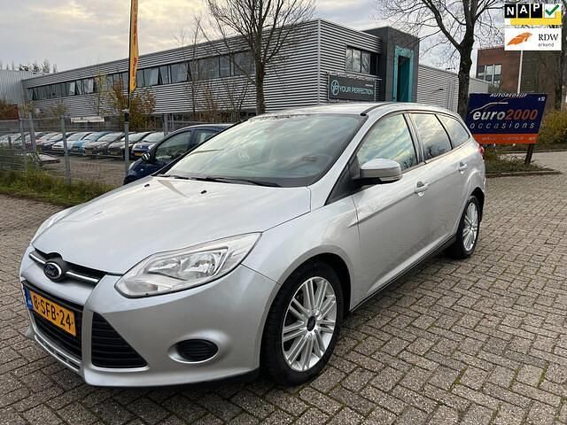 Grijs Gebruikt 2013 Ford Focus Trend Stationwagen | € 1.950 (Eerlijke prijs) - Afbeelding 1/4
