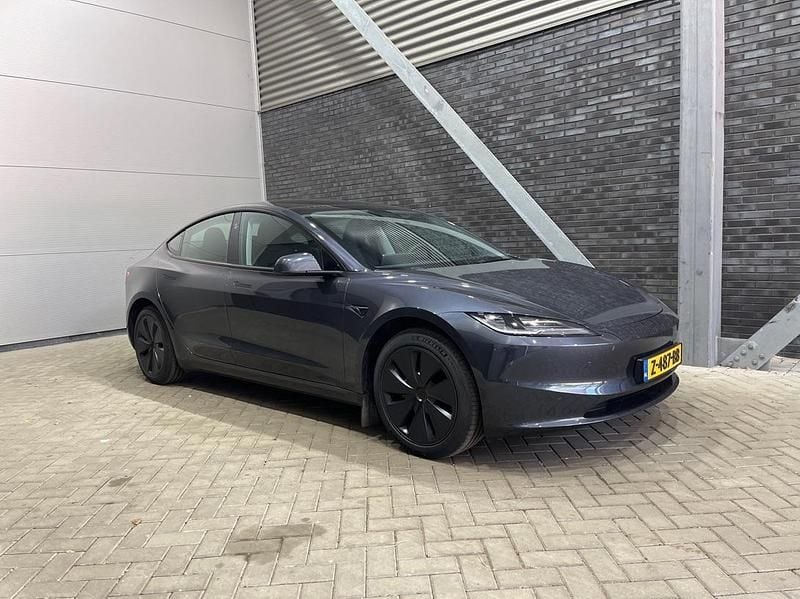 Grijs Gebruikt 2024 Tesla Model 3 Sedan | € 35.900 (Iets duurder) - Afbeelding 1/1