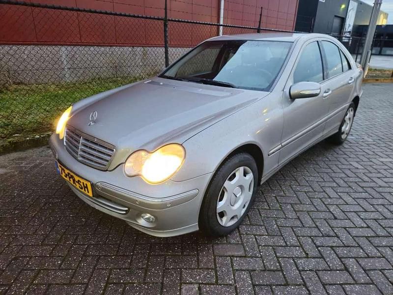 Grijs Occasion 2004 Mercedes C180 Elegance Sedan | € 999 (Super prijs) - Afbeelding 1/4