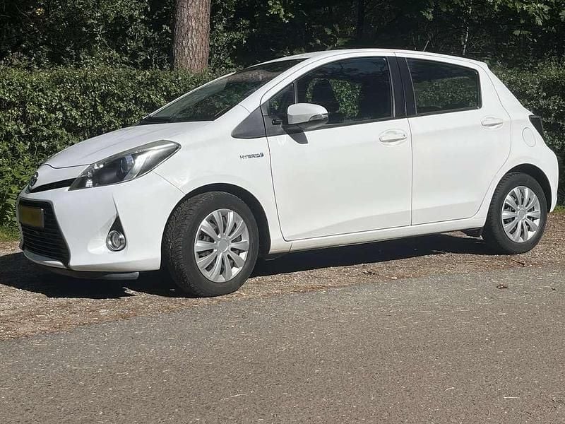 Wit Gebruikt 2014 Toyota Yaris Hybrid MPV | € 11.950 (Eerlijke prijs) - Afbeelding 1/4