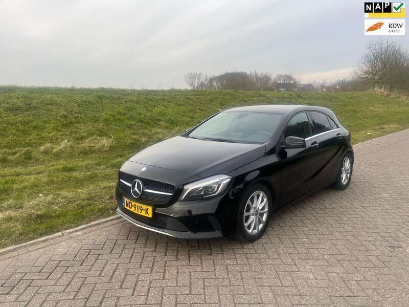 Zwart Gebruikt 2017 Mercedes A180 Edition Hatchback | € 13.450 - Afbeelding 1/4