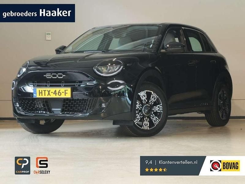 Zwart Nieuw 2025 Fiat 600 Urban SUV | € 31.900 (Eerlijke prijs) - Afbeelding 1/3