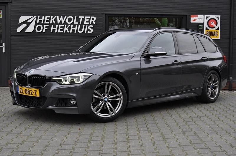 Grijs Gebruikt 2019 BMW 318 M Sport Stationwagen | € 18.950 (Eerlijke prijs) - Afbeelding 1/4