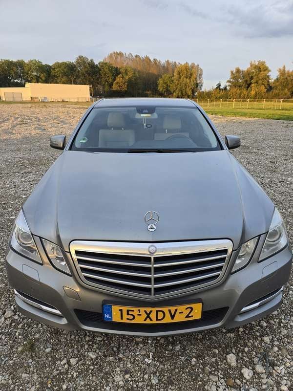 Grijs Gebruikt 2012 Mercedes E300 Avantgarde Sedan | € 11.250 - Afbeelding 1/4