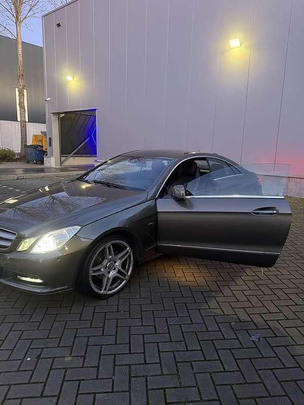 Grijs Gebruikt 2012 Mercedes E200 Coupé | € 10.000 (Super prijs) - Afbeelding 1/4