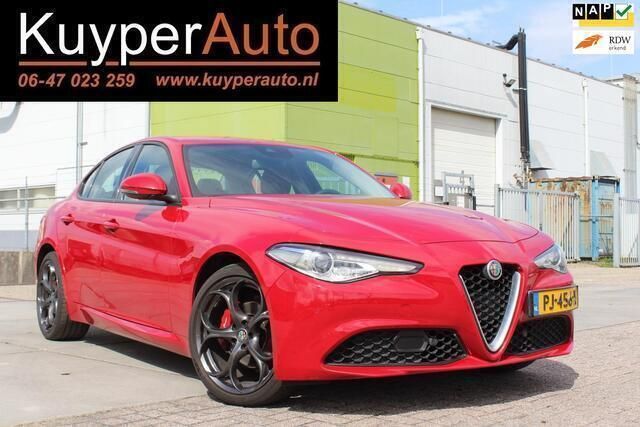 Rood Gebruikt 2017 Alfa Romeo Giulia Business Sedan | € 14.250 (Duur) - Afbeelding 1/4