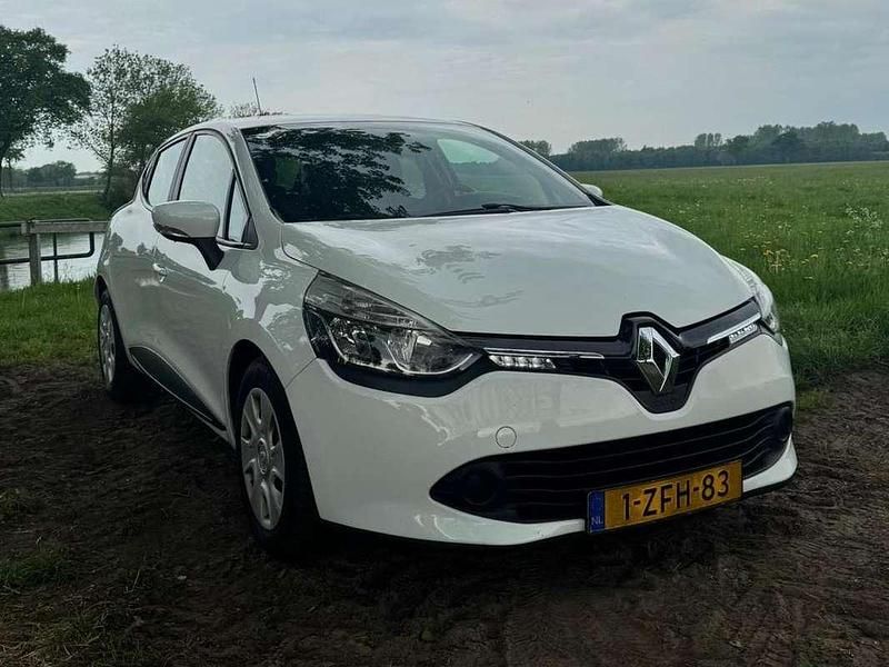 Wit Gebruikt 2015 Renault Clio IV Expression Hatchback | € 5.950 (Eerlijke prijs) - Afbeelding 1/4