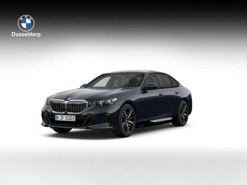 Zwart, metallic lak Nieuw 2025 BMW 530e Comfort Edition Sedan | € 83.955 (Iets duurder) - Afbeelding 1/4