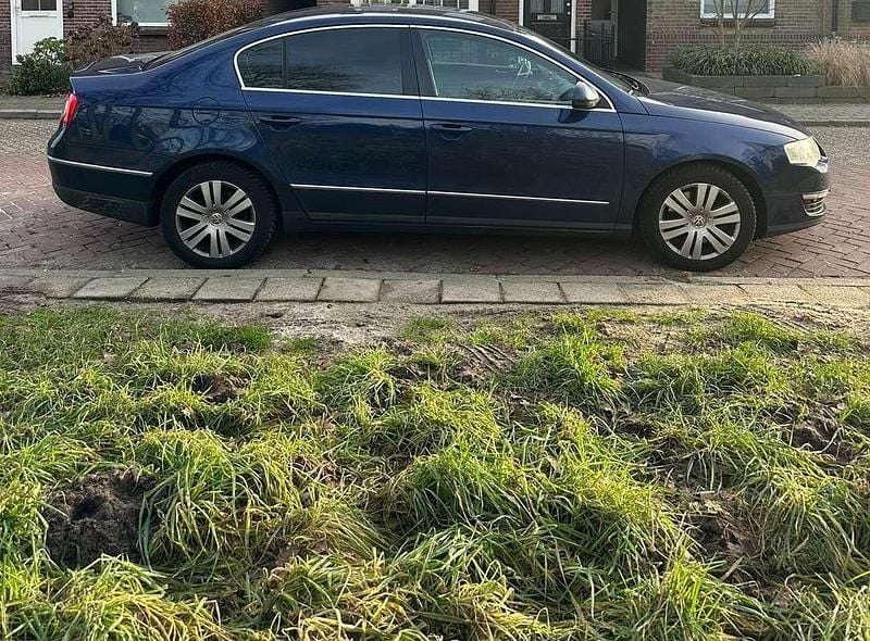 Blauw Occasion 2007 VW Passat Comfortline Sedan | € 2.400 (Eerlijke prijs) - Afbeelding 1/4