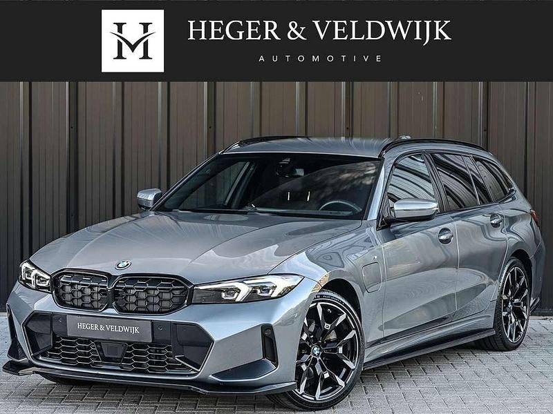 Grijs Gebruikt 2024 BMW 330e M Sport Stationwagen | € 51.900 (Eerlijke prijs) - Afbeelding 1/4
