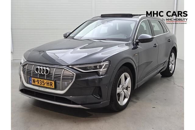 Grijs (metallic) Gebruikt 2021 Audi e-tron Advanced SUV | € 26.400 (Super prijs) - Afbeelding 1/4