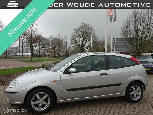 Grijs Gebruikt 2004 Ford Focus Futura Hatchback | € 1.499 (Eerlijke prijs) - Afbeelding 1/4