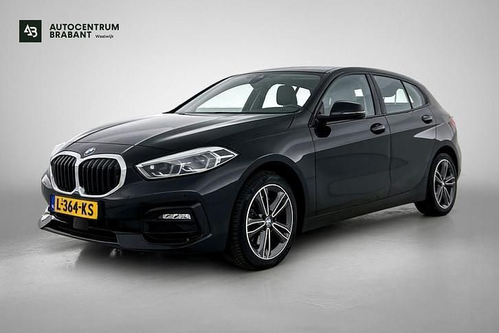 Zwart Occasion 2021 BMW 118 Hatchback | € 22.845 (Goede deal) - Afbeelding 1/4