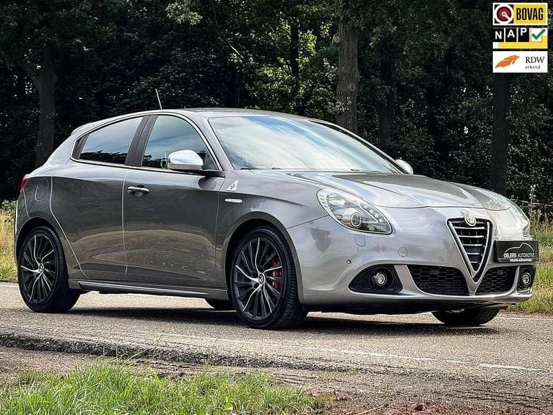 Grijs Gebruikt 2015 Alfa Romeo Giulietta Quadrifoglio Verde Hatchback | € 19.899 (Eerlijke prijs) - Afbeelding 1/4