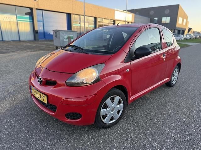 Rood Gebruikt 2009 Toyota Aygo Hatchback | € 1.699 (Super prijs) - Afbeelding 1/4