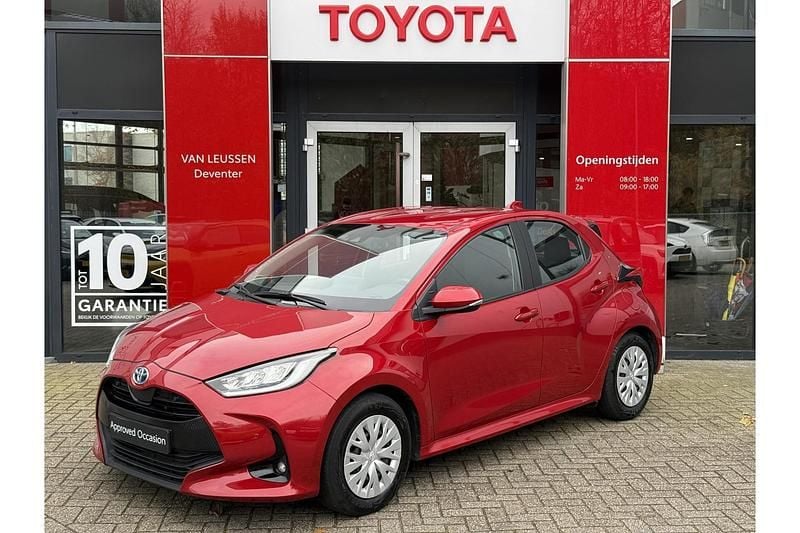 Rood Occasion 2023 Toyota Yaris Hybrid Business Edition Hatchback | € 21.999 (Goede deal) - Afbeelding 1/1