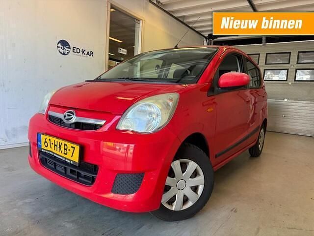 Rood Gebruikt 2009 Daihatsu Cuore Hatchback | € 2.695 (Iets duurder) - Afbeelding 1/4