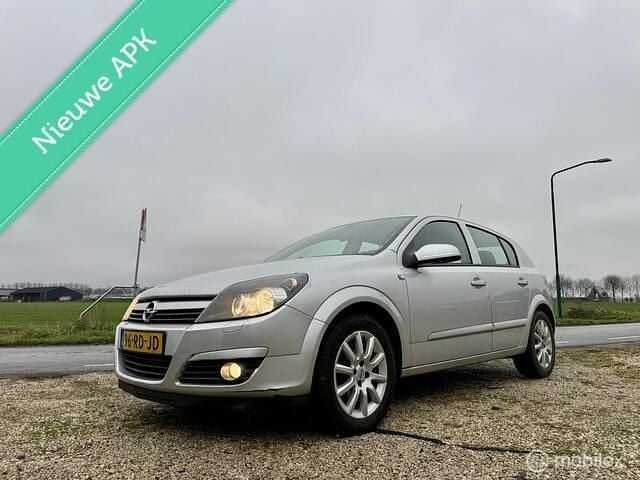 Grijs Occasion 2005 Opel Astra Sport Hatchback | € 1.495 (Eerlijke prijs) - Afbeelding 1/4