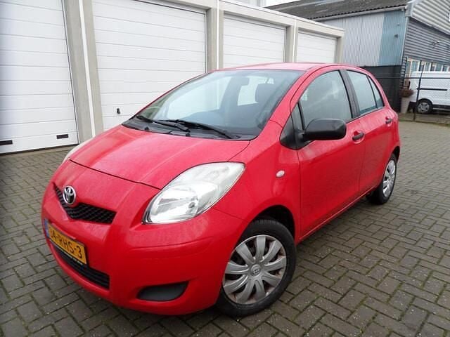 Rood Gebruikt 2009 Toyota Yaris Hatchback | € 2.949 (Eerlijke prijs) - Afbeelding 1/4
