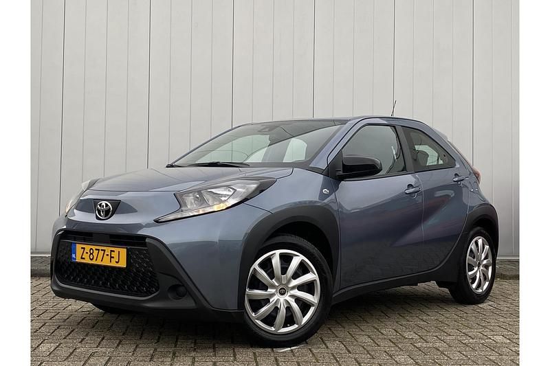 Grijs Gebruikt 2024 Toyota Aygo X Play SUV | € 17.499 - Afbeelding 1/1
