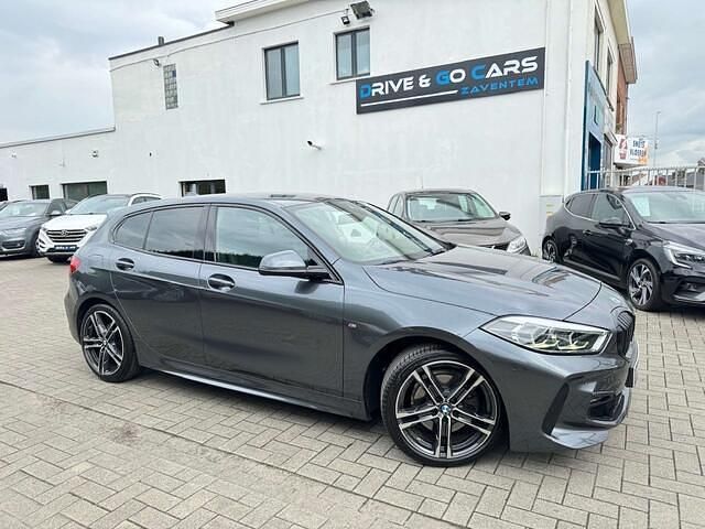 Grijs Gebruikt 2021 BMW 118 M Sport Hatchback | € 24.950 (Eerlijke prijs) - Afbeelding 1/4