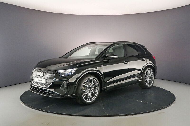 Mythoszwart metallic Nieuw 2025 Audi Q4 e-tron Ambiente SUV | € 64.600 (Iets duurder) - Afbeelding 1/4