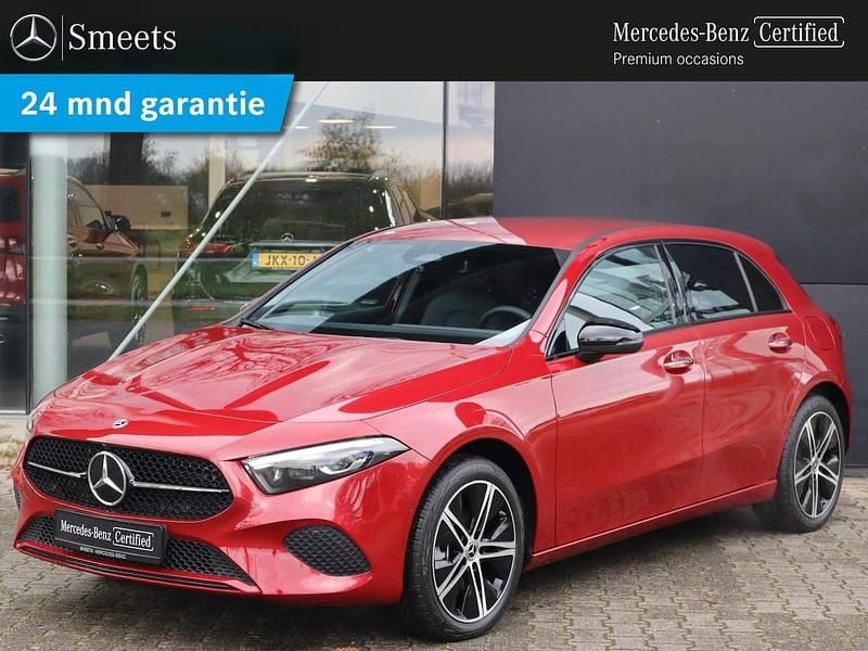 Rood Nieuw 2025 Mercedes A250 AMG line Hatchback | € 40.444 (Eerlijke prijs) - Afbeelding 1/4