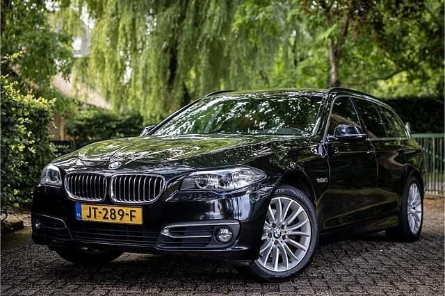 Zwart Gebruikt 2014 BMW 518 Executive Stationwagen | € 11.450 (Goede deal) - Afbeelding 1/4