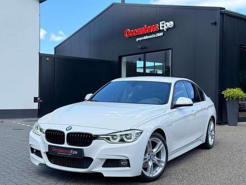 Wit Gebruikt 2016 BMW 330e Shadowline Sedan | € 16.900 (Super prijs) - Afbeelding 1/4