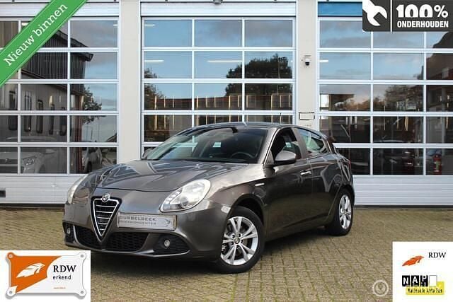Grijs Gebruikt 2011 Alfa Romeo Giulietta Distinctive Hatchback | € 5.745 (Eerlijke prijs) - Afbeelding 1/4