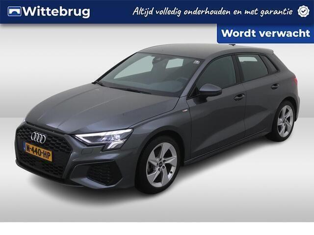 Grijs, metallic lak Gebruikt 2021 Audi A3 Sportback Design Hatchback | € 28.950 (Eerlijke prijs) - Afbeelding 1/2