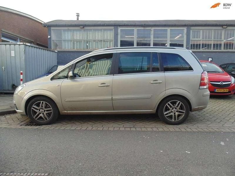 Grijs (metallic) Gebruikt 2006 Opel Zafira Cosmo MPV | € 1.999 (Iets duurder) - Afbeelding 1/4