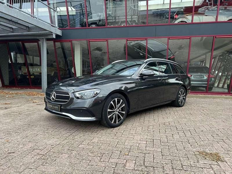 Grijs Gebruikt 2021 Mercedes E300 Business Stationwagen | € 34.950 (Goede deal) - Afbeelding 1/4