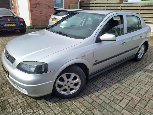 Grijs Gebruikt 2002 Opel Astra Njoy Hatchback | € 1.499 (Eerlijke prijs) - Afbeelding 1/4