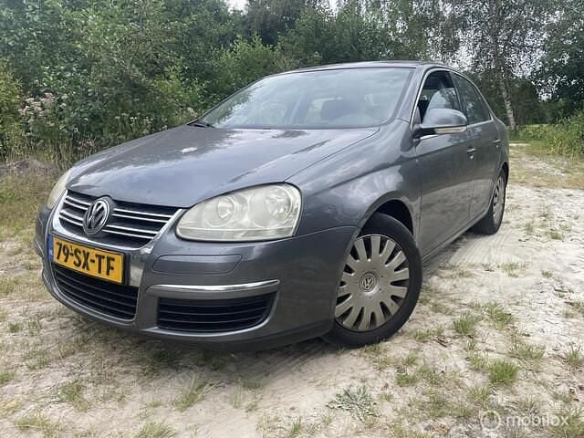 Grijs Gebruikt 2006 VW Jetta Comfortline Sedan | € 1.499 (Eerlijke prijs) - Afbeelding 1/4