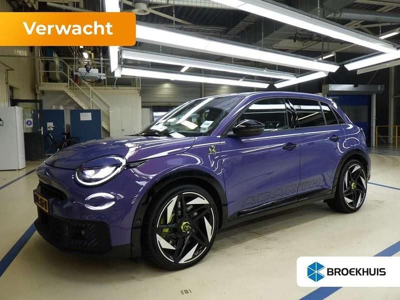 Paars Occasion 2025 Abarth 600e Scorpionissima SUV | € 33.895 (Eerlijke prijs) - Afbeelding 1/4