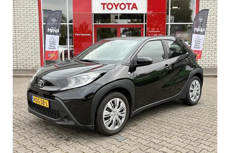 Zwart Gebruikt 2025 Toyota Aygo X Play SUV | € 19.999 - Afbeelding 1/1